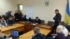 Начальник Департаменту спеціальних розслідувань Генпрокуратури Сергій Горбатюк та активісти Майдану у Шевченківському районному суді. Київ, 14 грудня 2016 року