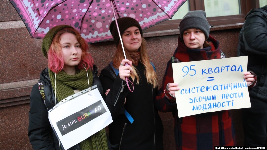 ЛГБТ-активісти та правозахисники провели акцію «За гумор без дискримінації» біля будівлі каналу «1+1». Київ, 4 січня 2018 року