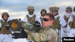 Instruktori američke vojske obučavaju ukrajinske pripadnike za rad s bacačem granata M141 Bunker Defeat Munition (SMAW-D) na streljani u regiji Lavov, 30. januar 2022. 