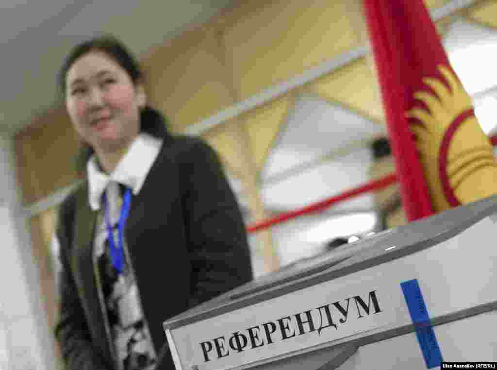 Сайлау учаскесінде. Бішкек, 11 желтоқсан 2016 жыл.