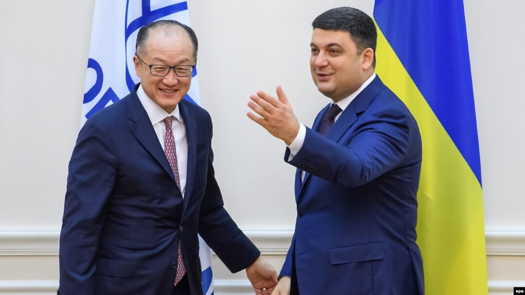 Прем'єр-міністр України Володимир Гройсман (праворуч) та президент Світового банку Джим Йонг Кім у Києві, листопад 2017 року