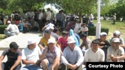 Нефтяники пикетируют акимат Мангистауской области. Актау, 2 июня 2011 года.