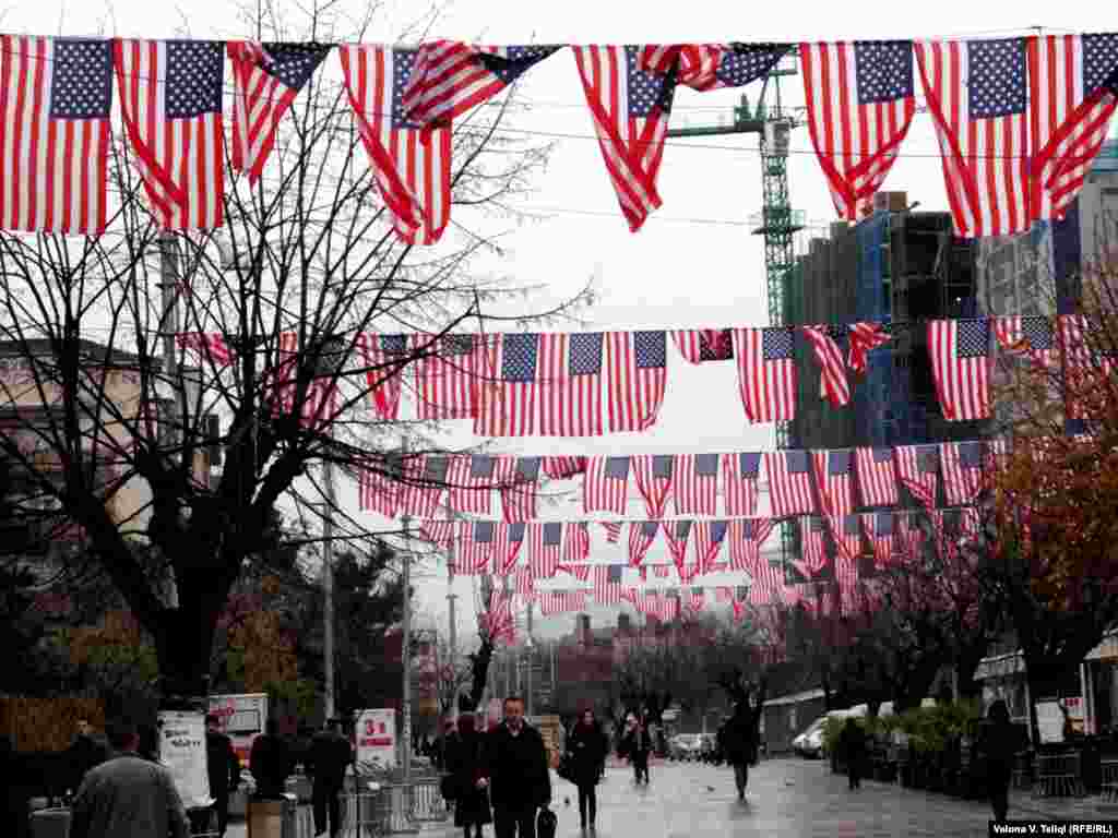Kosovo - Priština okićena na američki državni praznik Dan zahvalnosti, 25.11.2010.