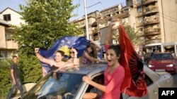 Kосово албаннары урамнарда мәхкәмә карарын бөйрөм итө