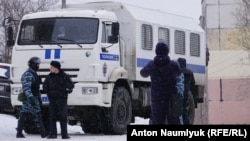 Російські силовики в анексованому Криму під час обшуків в адвоката Еміля Курбедінова, 26 січня 2017 року