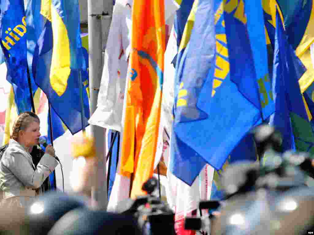 Лідер опозиції Юлія Тимошенко закликає громадян прийти 11 травня до парламенту, щоб змусити владу денонсувати угоду про продовження базування в Україні російського флоту, а також з вимогою оголосити дострокові парламентські вибори.