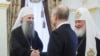 Poglavar Srpske pravoslavne crkve Porfirije (levo), predsednik Rusije Vladimir Putin i prvi čovek Ruske pravoslavne crkve Kiril tokom susreta u Moskvi 22. aprila 2025.