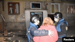 Psiholozi za hitne slučajeve razgovaraju sa stanovnicima na mjestu napada ruskih dronova u Kropivnjickom, Ukrajina, 20. marta 2025.