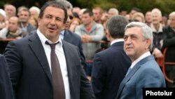 Սերժ Սարգսյանը և Գագիկ Ծառուկյանը Աբովյանում՝ եկեղեցու բացման արարողության ժամանակ, արխիվ