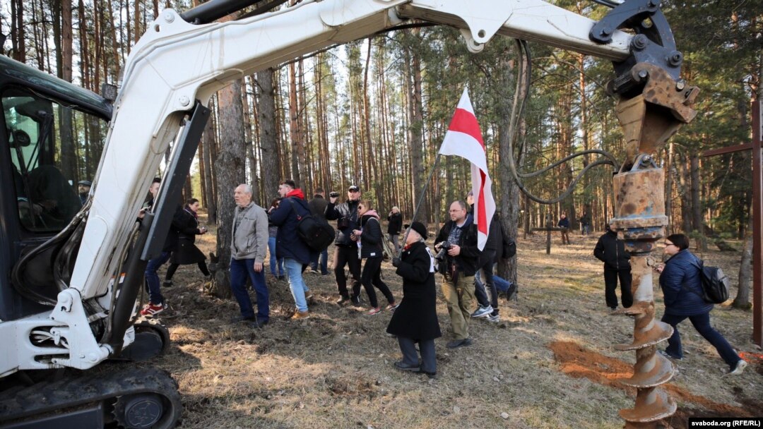 Білоруська влада екскаватором знесла встановлені громадськістю хрести на місці страти кількох сотень тисяч людей під час сталінських репресій. Білорусь, Куропати. 5 квітня 2019 року 