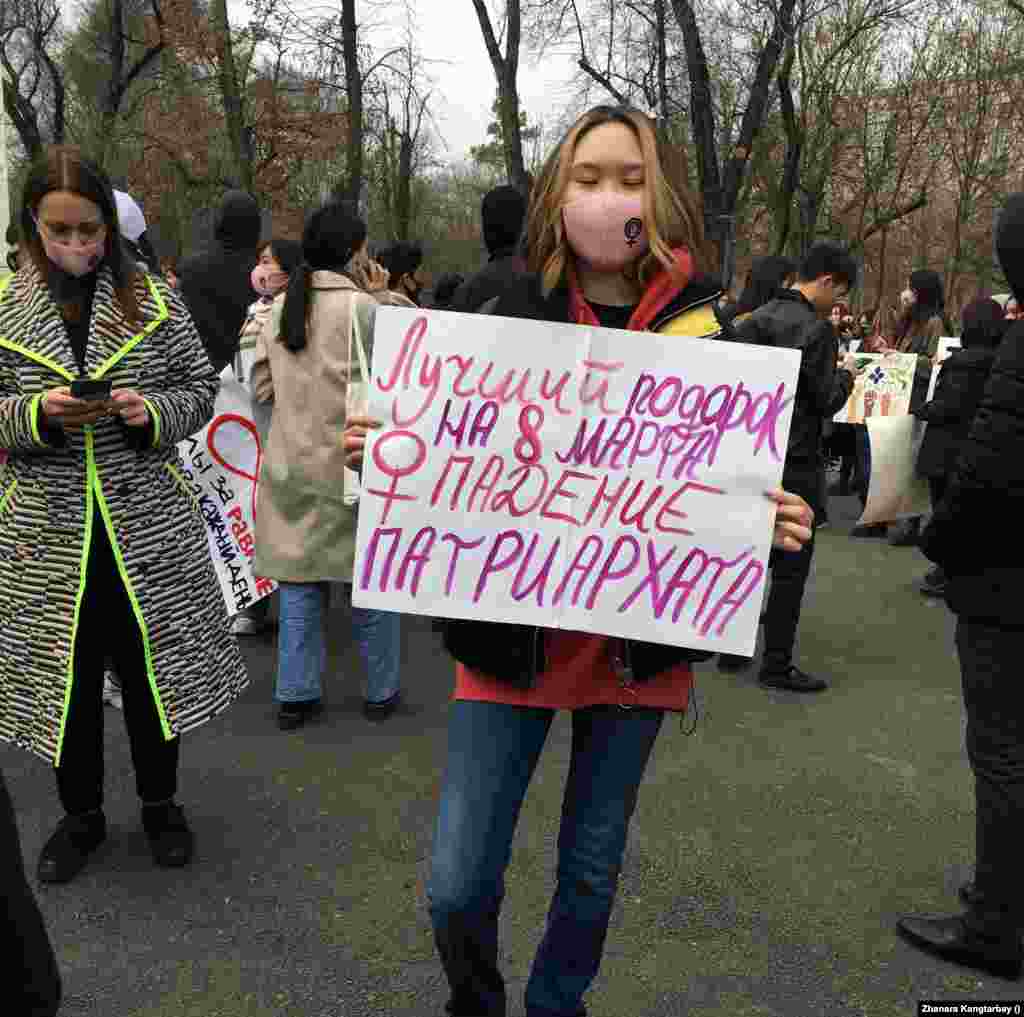 Шерудің ұйымдастырушылардың сөзінше, олар әйелдер маршы үшін әкімдікке 50-60 рет өтініш тапсырған. Билік 2021 жылы 13 ақпанда ғана рұқсат берген. 