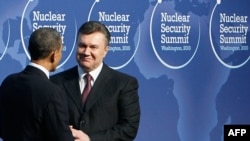 Президент США Барак Обама вітає Президента України Віктора Януковича на ядерному саміті. Вашингтон, 12 квітня 2010 року