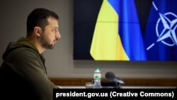 "Сигурен съм, че като си помагаме, ще можем да изкараме тази зима", каза в нощното си обръщение Володимир Зеленски