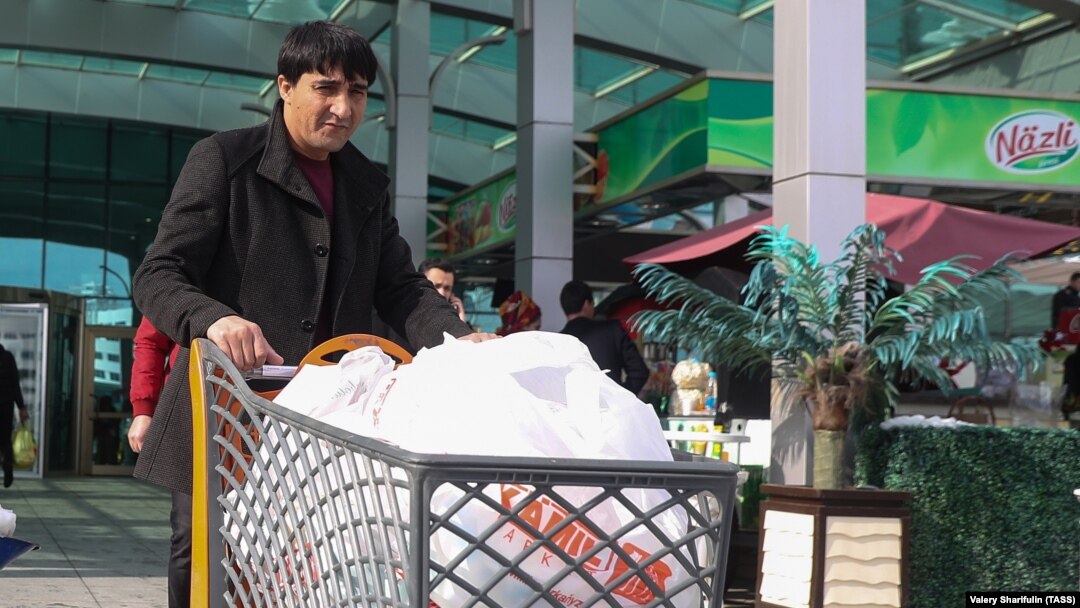 Low-income shoppers at Turkmenistan's state-run stores are reportedly getting fleeced instead of finding the bargains on essentials that they're looking for. (file photo)