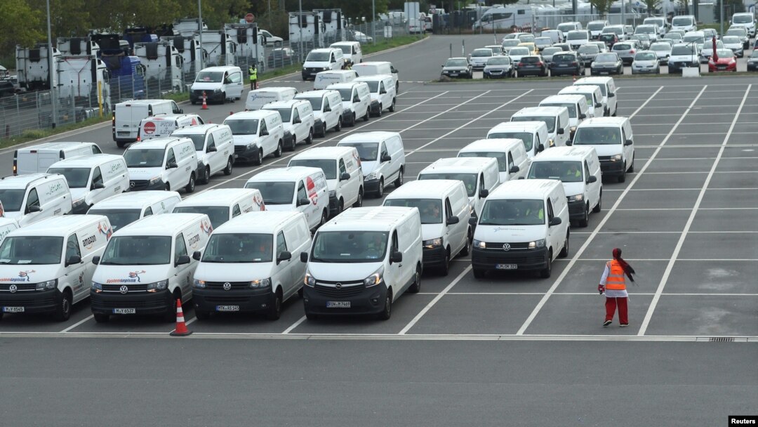 Dostavna vozila ispred Amazonovog logističkog centra 