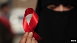 پاکستان کې د اېډز ناروغانو شمېر له تېرو لسو کلونو راهیسې ورځ تر بلې زیاتېږي.(ارشیف)