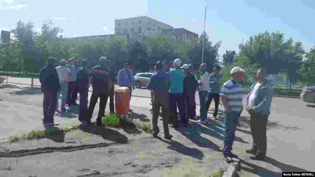 Атырауда орталық алаң маңына келген адамдарды полиция тоқтатып тұр. 