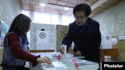 Armenia - A woman at a polling station in Yerevan votes in Armenian parliamentary elections, December 9, 2018.