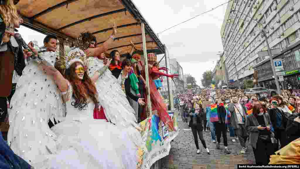 У ході взяли участь drag queens (артисти-чоловіки, що виступають у жіночих образах – ред.). Вони їхали на окремій платформі