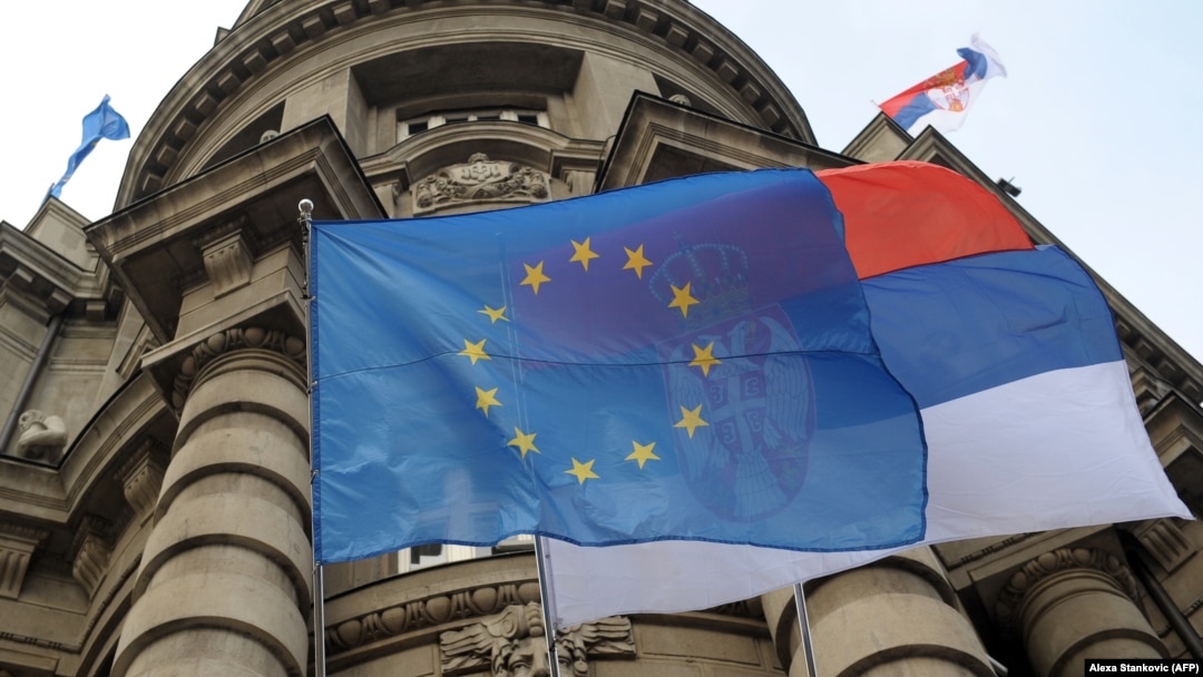 Zastave EU i Srbije ispred zgrade Vlade Srbije u Beogradu
