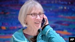 Claudia Goldin razgovara s novinarom nakon što je saznala da je dobila Nobelovu nagradu za ekonomiju, 9. oktobar 2023.