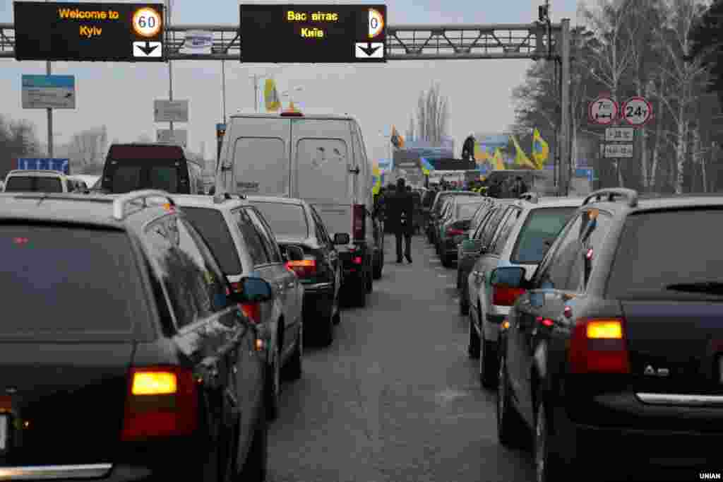 Заң жобасында шетелден енгізілген автокөліктерді «салықтан шартты түрде ішінара босату» және оларға «әділетті төлем» белгілеу көзделген. Қолданыстағы заңға жылдық төлемді автокөліктен алынатын кедендік баждың 2,5 пайыздай мөлшерінде белгілеу, бірақ жыл сайын біртіндеп ұлғайту туралы өзгерту енгізу ұсынылып отыр