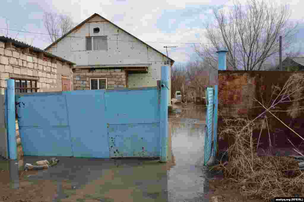 Су деңгейі төмендегенімен, ауыл-үйдің арасындағы шалшық су кетпей тұр. 