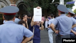 Քաղաքացիական նախաձեռնությունների ակտիվիստների բողոքի ցույցը Ոստիկանության շենքի առջեւ: 9-ը օգոստոսի, 2012թ.