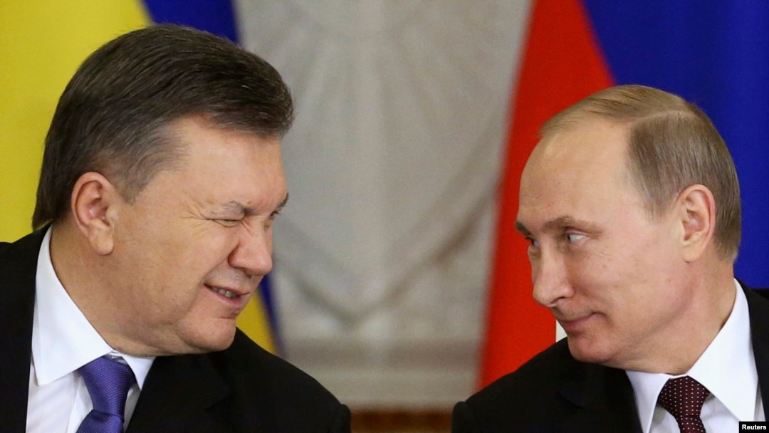 Russia -- Ukrainian President Viktor Yanukovych (L) gives a wink to his Russian counterpart Vladimir Putin during a signing ceremony after a meeting of the Russian-Ukrainian Interstate Commission at the Kremlin in Moscow, December 17, 2013