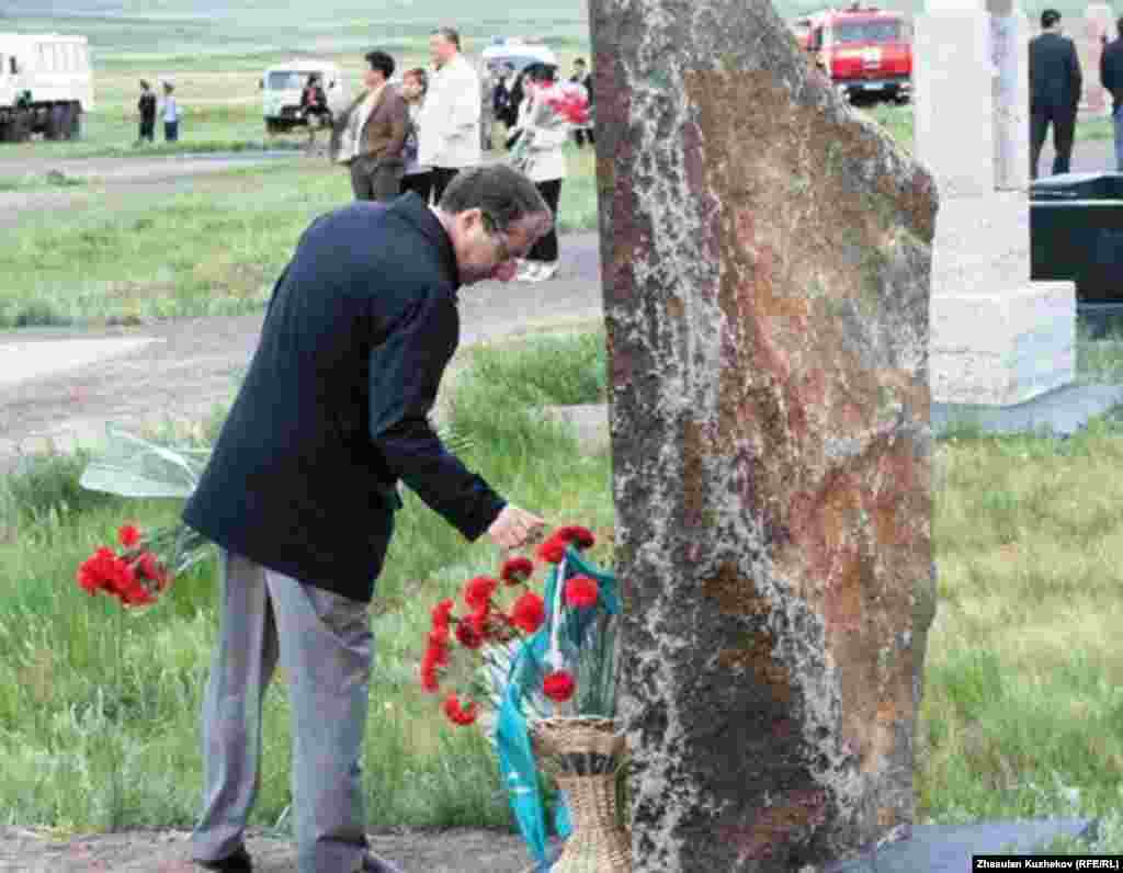 Мужчина возложил цветы к памятнику погибшим французам на Спасском кладбище. Карагандинская область, 31 мая 2011 года. - Мужчина возложил цветы к памятнику погибшим французам на Спасском кладбище. Карагандинская область, 31 мая 2011 года.