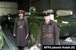 Советские военнослужащие на военной базе Миловице, февраль 1990 года