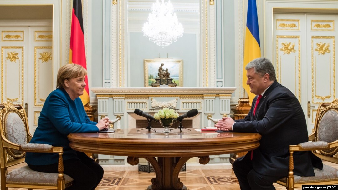 Президент України Петро Порошенко і канцлер Німеччини Анґела Меркель під час зустрічі в Маріїнському палаці, 1 листопада 2018 року
