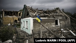 Ukrainska zastava ispred uništene zgrade u Irpinu, Kijevska oblast (16. juna 2022. godine)