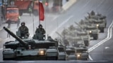 Российские танки Т-90М проезжают по центру Москвы во время репетиции парада перед 9 мая